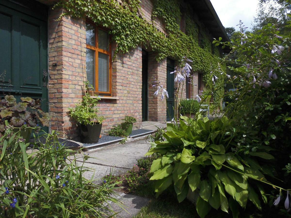 Schlossparkferienwohnungen Rheinsberg Mit Garten Exterior foto