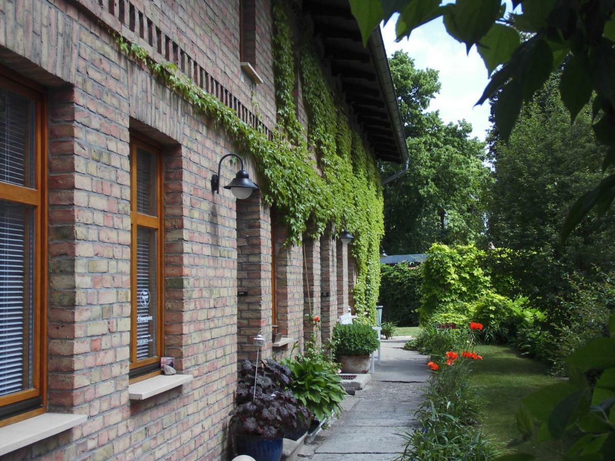 Schlossparkferienwohnungen Rheinsberg Mit Garten Exterior foto