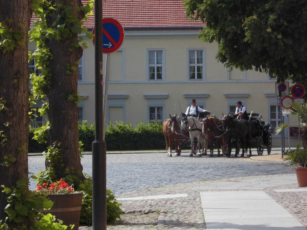 Schlossparkferienwohnungen Rheinsberg Mit Garten Exterior foto